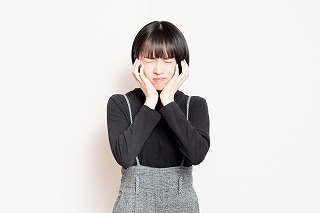 痛がる女性の写真