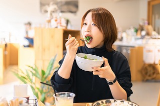 サラダを食べる女性