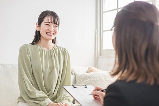 笑顔で喋る女性