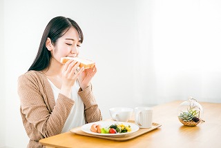 食事をする女性